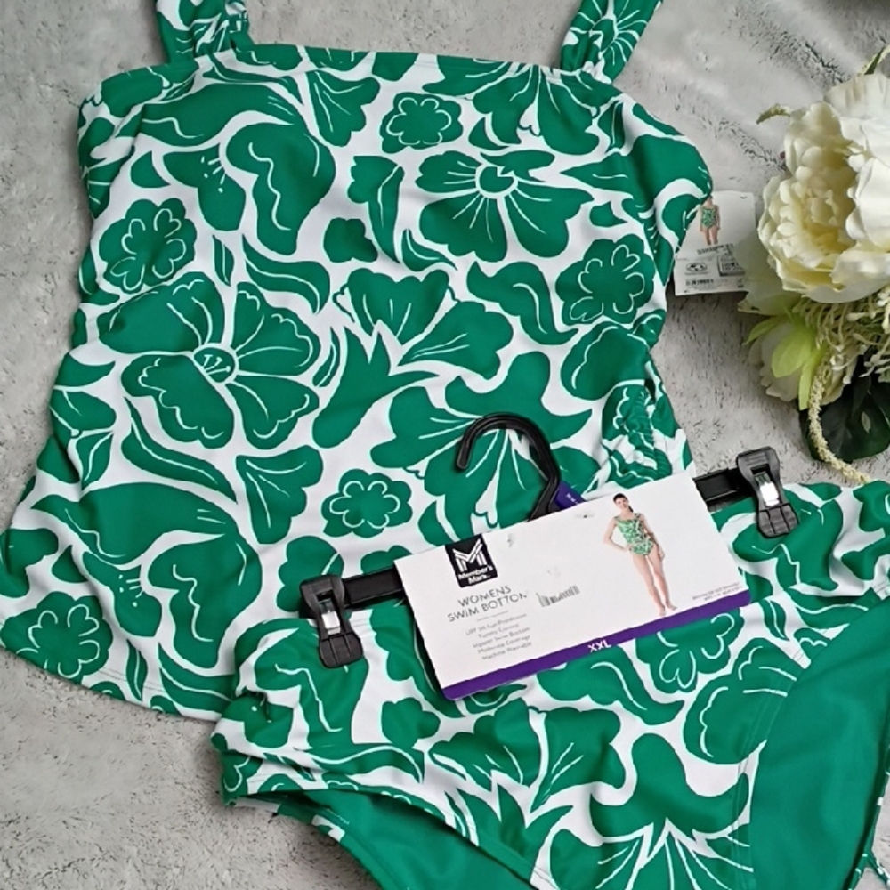 💚 Green and White Floral Swimsuit Women's Size XXL